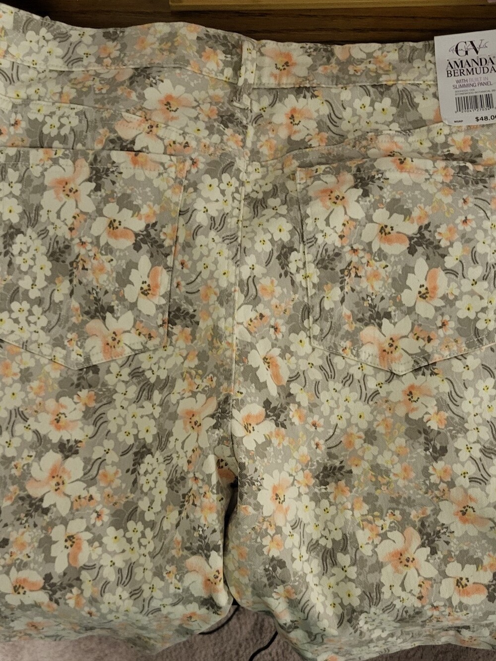 Gloria Vanderbilt Floral Bermuda Shorts in Gray and Peach SIZE 18 - Picture 3 of 3